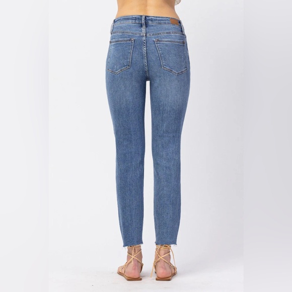 Judy Blue High Rise Relaxed Fit Sunflower Embroidered Jeans 88257 size 9/29 - Picture 6 of 6